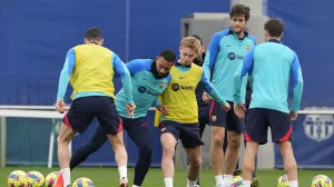 epa10382583 FC Barcelona's midfielder Frenkie de Jong (3-R) and striker Memphis Depay (2-L) attend the team's training session at the sports complex in Sant Joan Despi, Spain, 30 December 2022. Barcelona prepares for the Spanish LaLiga soccer match against RCD Espanyol on 31 December 2022. EPA/Alejandro Garcia