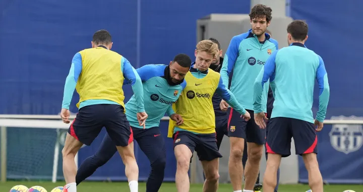 epa10382583 FC Barcelona's midfielder Frenkie de Jong (3-R) and striker Memphis Depay (2-L) attend the team's training session at the sports complex in Sant Joan Despi, Spain, 30 December 2022. Barcelona prepares for the Spanish LaLiga soccer match against RCD Espanyol on 31 December 2022. EPA/Alejandro Garcia