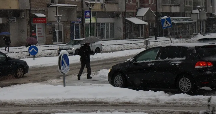 Snijeg koji od noćas pada u Banjaluci napravio je velike probleme u saobraćaju. Na cestama ima ugaženog snijega koji ne prestaje da pada što otežava odvijanje saobraćaja. Na ulicama se formiraju kolone automobila. Ugaženog snijega ima i na trotoarima što otežava kretanje pješaka/Gorana Jakovljević