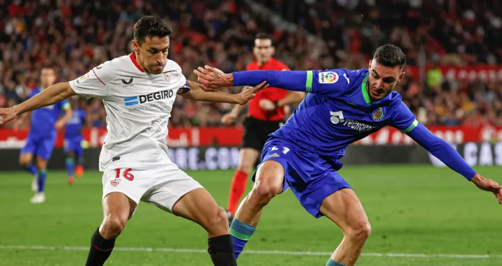 epa10396195 Sevilla's defender Jesus Navas (L) vies for the ball with Getafe's defender Juan Iglesias (R) during the Spanish LaLiga soccer match between Sevilla FC and Getafe CF at Ramon Sanchez Pizjuan stadium in Seville, Andalusia, Spain, 08 January 2023. EPA/Julio Munoz