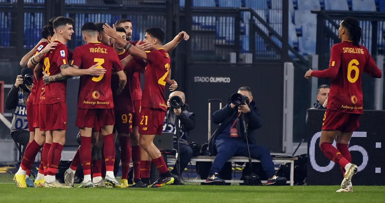 epa10389156 Roma's Lorenzo Pellegrini celebrates scoring the opening goal during the Serie A soccer match between AS Roma and Bologna FC at the Olimpico stadium in Rome, Italy, 04 January 2023. EPA/RICCARDO ANTIMIANI