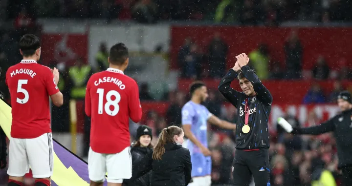 epa10387944 Lisandro Martinez of Manchester United displays his World Cup winners' medal before the English Premier League soccer match between Manchester United and AFC Bournemouth at Old Trafford in Manchester, Britain, 03 January 2023. EPA/ADAM VAUGHAN EDITORIAL USE ONLY. No use with unauthorized audio, video, data, fixture lists, club/league logos or 'live' services. Online in-match use limited to 120 images, no video emulation. No use in betting, games or single club/league/player publications.