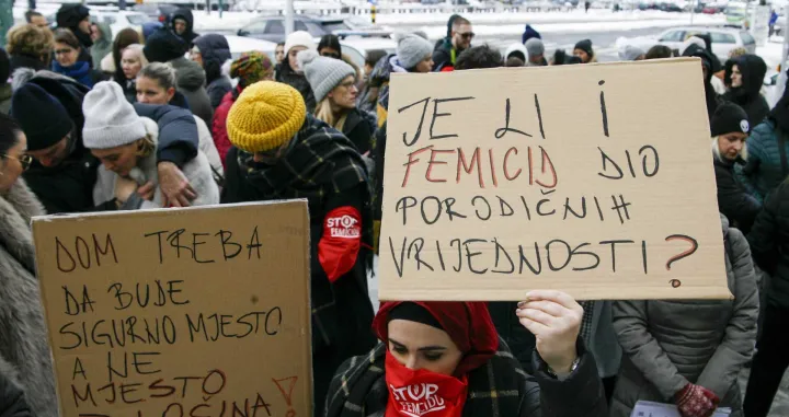 Od 12 sati ispred Vrhovnog suda Federacije BiH održavaju protesti povodom pravosnažne presude Eldinu Hodžiću, čovjeku koji je brutalno ubio svoju suprugu Almu Kadić nakon godina nasilja/Damir Deljo