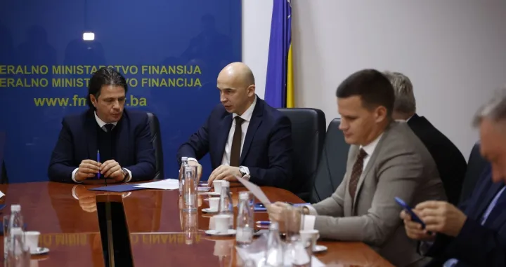 Sa potpisivanja odluke raspodjele sredstava, federalni ministar finansija Toni Kraljević i premijer ZDK-a Nezir Pivić/Vlada Fbih