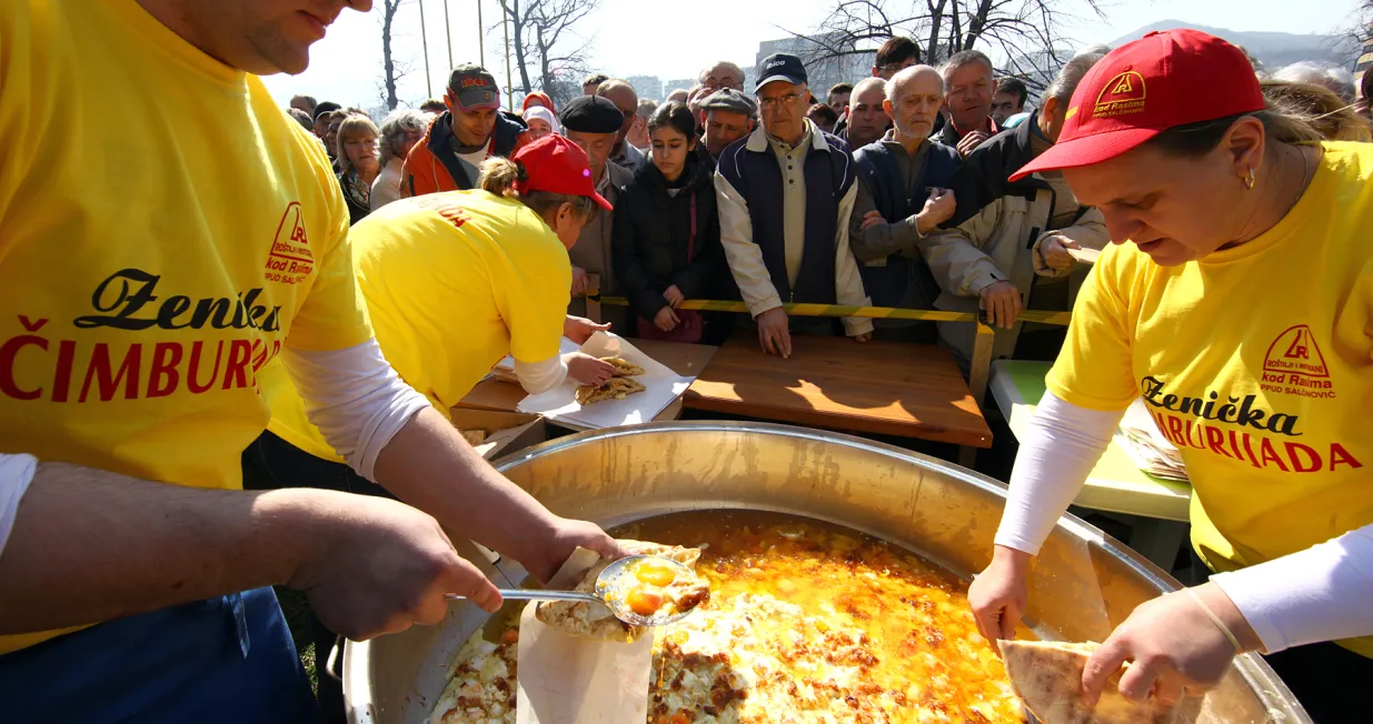 Nacionalni restoran Salčinović svake godine pravi čimbur od 1.500 jaja i podijeli ga prisutnima na Čimburijadi/Muhamed Tunović