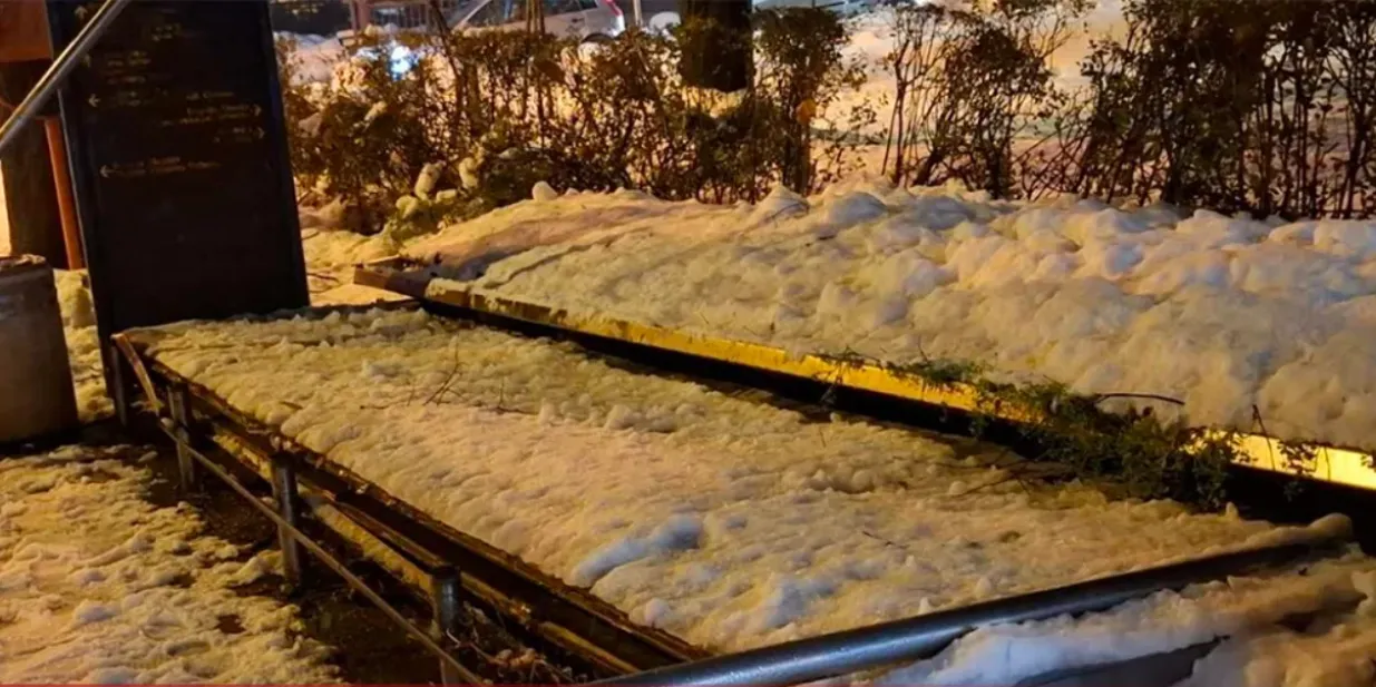 Autobusko stajalište u Banjoj Luci, palo stajalište, urušavanje, snijeg/Atv