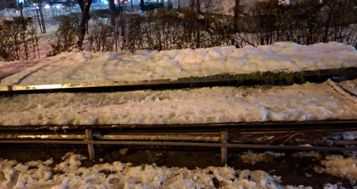 Autobusko stajalište u Banjoj Luci, palo stajalište, urušavanje, snijeg/Atv