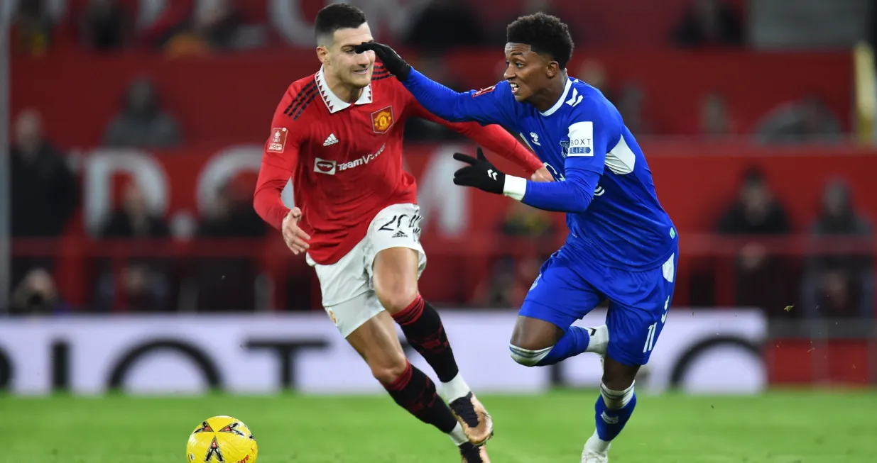 epa10393113 Manchester United's Diogo Dalot (L) in action against Everton's Demarai Gray (R) during the FA Cup third round match between Manchester United and Everton in Manchester, Britain, 06 January 2023. EPA/Peter Powell EDITORIAL USE ONLY. No use with unauthorized audio, video, data, fixture lists, club/league logos or 'live' services. Online in-match use limited to 120 images, no video emulation. No use in betting, games or single club/league/player publications