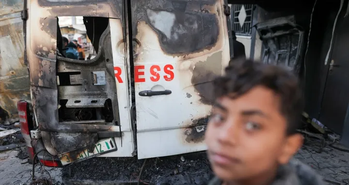 Pet novinara kanala "Al-Quds Today" ubijeno je u četvrtak rano ujutru kada je u izraelskom zračnom napadu pogođen njihov kombi u blizini bolnice Al-Awda u izbjegličkom kampu Nuseirat u Pojasu Gaze. Kako su kazali palestinski zvaničnici, novinari su pratili dešavanja u bolnici kada je pogođeno vozilo, koje je bilo velikim crvenim slovima označeno natpisom "PRESS"/Hassan Jedi