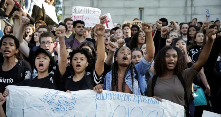 Učenici srednje škole Berkeley okupili su se na Univerzitetu Kalifornija (Berkeley) i marširali u znak protesta protiv novoizabranog predsjednika Donalda Trumpa/Aj+