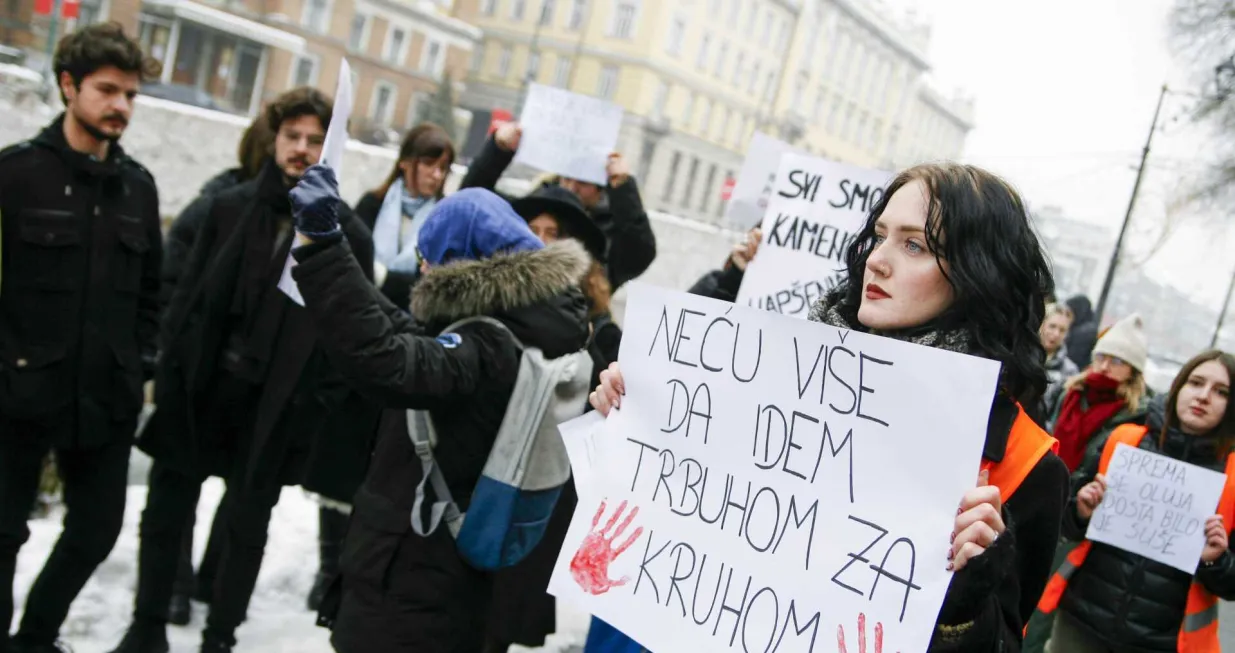 Mirno okupljanje studenata studenata ispred Ambasade Srbije u Sarajevu/Damir Deljo