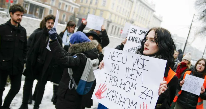 Mirno okupljanje studenata studenata ispred Ambasade Srbije u Sarajevu/Damir Deljo