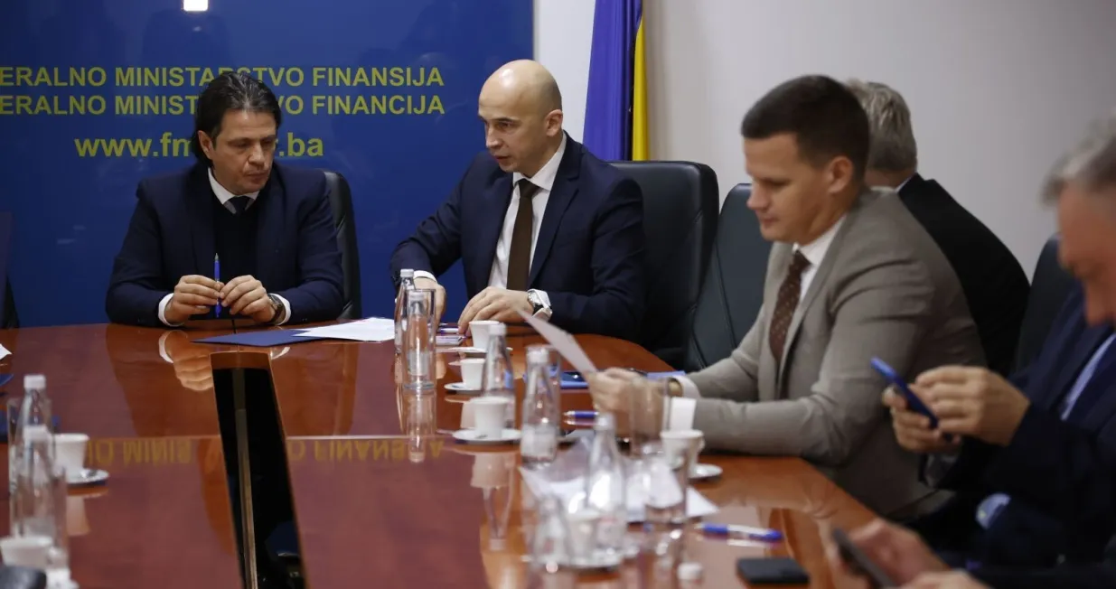 Sa potpisivanja odluke raspodjele sredstava, federalni ministar finansija Toni Kraljević i premijer ZDK-a Nezir Pivić/Vlada Fbih