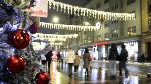 Novogodišnji ukrasi u gradu po noći/Damir Deljo