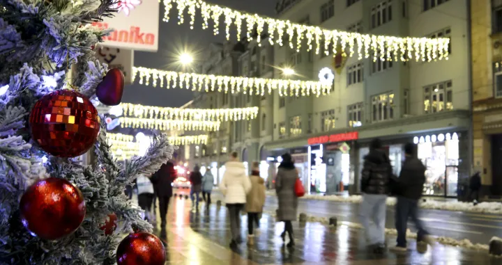 Novogodišnji ukrasi u gradu po noći/Damir Deljo