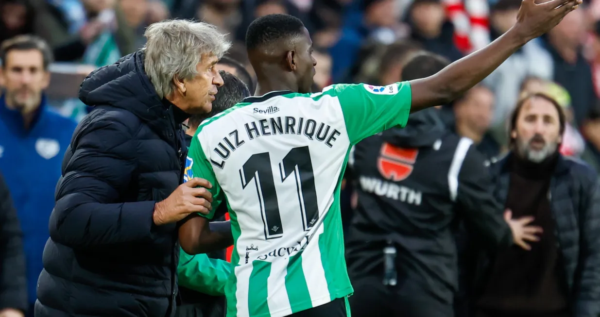 epa10396055 Betis' head coach Manuel Pellegrini and Brazilian striker Luiz Henrique (R) during the Spanish LaLiga soccer match between Rayo Vallecano and Real Betis at Estadio de Vallecas in Madrid, Spain, 08 January 2023. EPA/Chema Moya