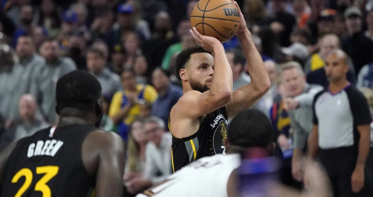 epa10301184 Golden State Warriors guard Stephen Curry (C) shoots a free throw against the Cleveland Cavaliers during the second half of the NBA game between the Golden State Warriors and the Cleveland Cavaliers at Chase Center in San Francisco, California, USA, 11 November 2022. EPA/JOHN G. MABANGLO SHUTTERSTOCK OUT