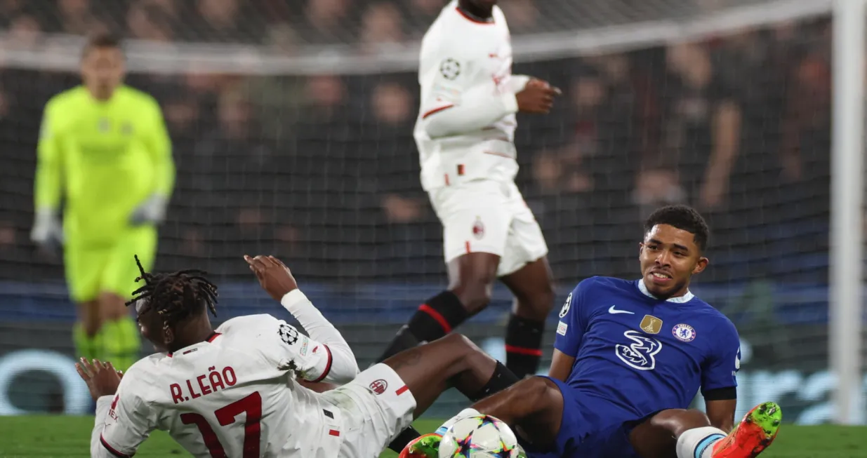 epa10225671 Chelsea's Wesley Fofana (R) in action against Milan's Rafael Leao (L) during the UEFA Champions League group E soccer match between Chelsea FC and AC Milan in London, Britain, 05 October 2022. EPA/Isabel Infantes