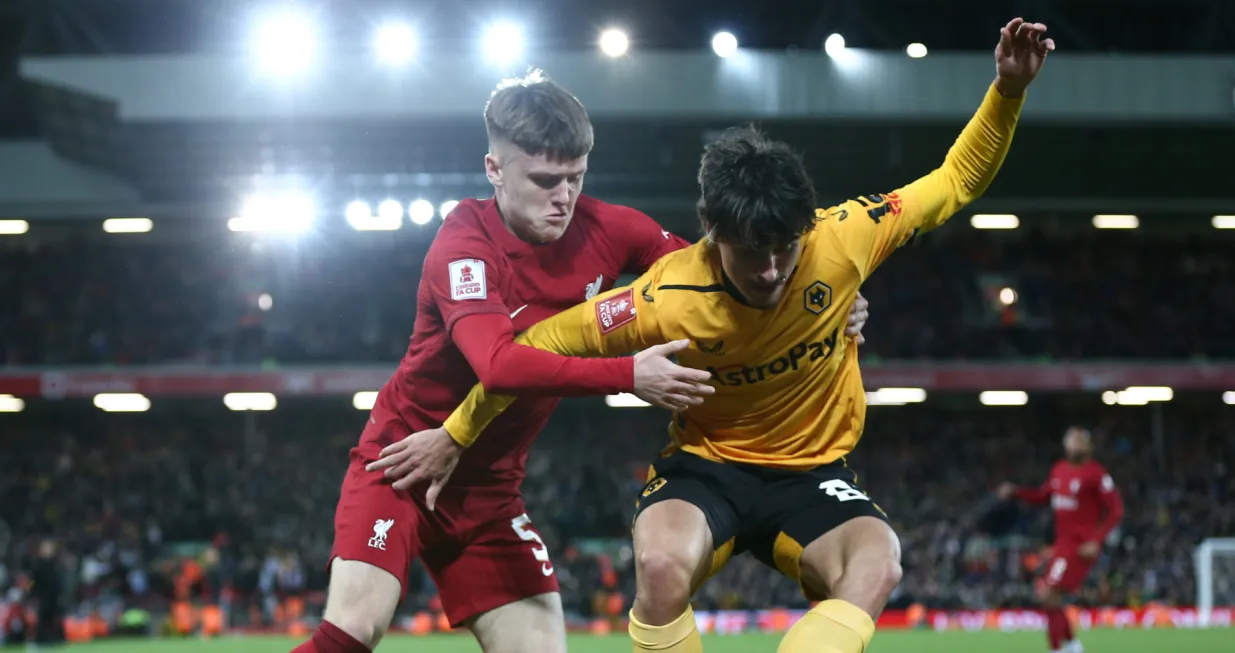 epa10394856 Ben Doak of Liverpool in action against Hugo Bueno of Wolverhampton Wanderers during the 3rd round FA Cup soccer match between Liverpool and Wolverhampton Wanderers at Anfield in Liverpool, Britain, 07 January 2023. EPA/ADAM VAUGHAN