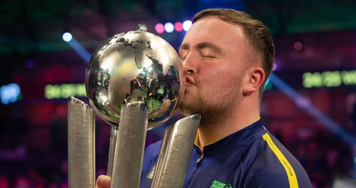 Paddy Power 2025 World Darts Championship Luke Littler ENG celebrates winning the Final Match against Michael van Gerwen NED not in picture by lifting the Sid Waddell trophy during the 2025 Paddy Power World Darts Championship final at Alexandra Palace, London, United Kingdom on 3 January 2025. Editorial use only, Copyright: xIanxStephenx PSI-21046-0166 Photo: IMAGO/Ian Stephen/IMAGOSPORT