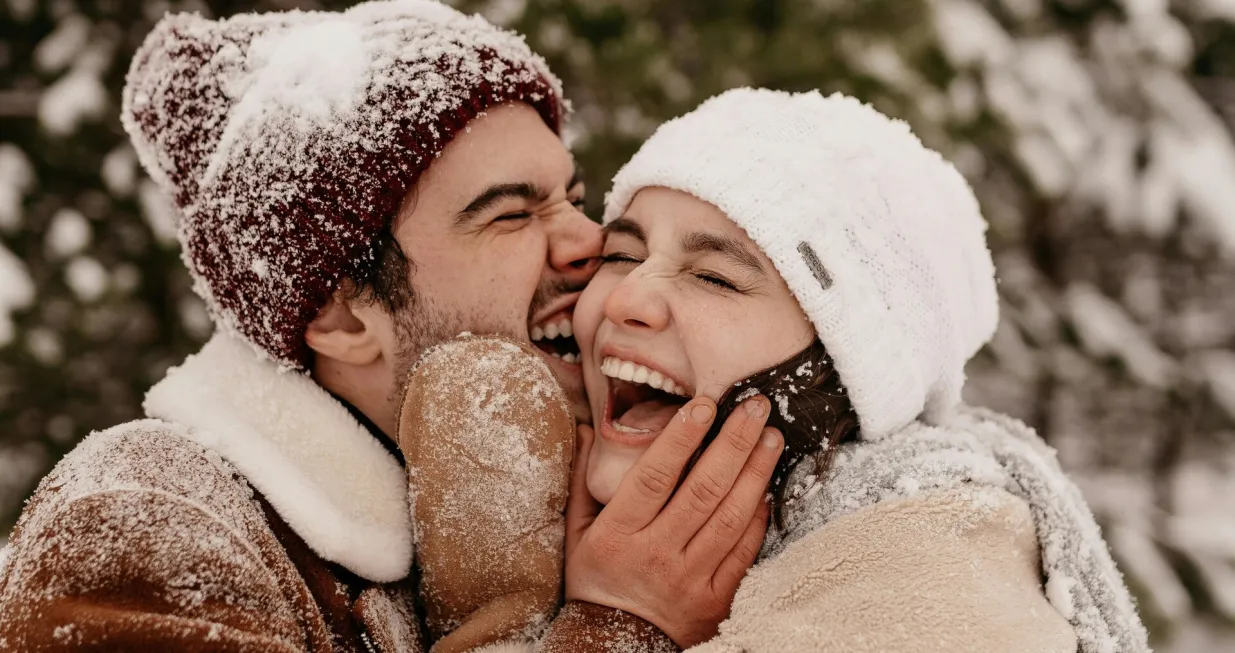 Ljubavni par uživa u čarima zime/Pexels