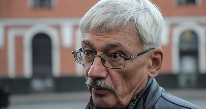 epa10229248 Oleg Orlov, a member of the Board of the International Historical Educational Charitable and Human Rights Society 'Memorial' (International Memorial) speaks with journalists near a court building after a hearing in Moscow, 07 October 2022. The Nobel Peace Prize 2022 has been awarded to human rights advocate Ales Bialiatski from Belarus, the Russian human rights organization Memorial and the Ukrainian human rights organization Center for Civil Liberties. The Norwegian Nobel Committee said in a statement on 07 October 2022, that by awarding the Nobel Peace Prize for 2022 to Bialiatski, Memorial and the Center for Civil Liberties, it wishes to 'honor three outstanding champions of human rights, democracy and peaceful co-existence in the neighbor countries Belarus, Russia and Ukraine.' EPA/MAXIM SHIPENKOV/Maxim Shipenkov