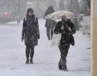 epa09690843 Heavy snowfall on the streets of Warsaw, Poland, 17 January 2022. In addition to the snow, the inhabitants of the capital were also surprised by a powerful storm. Driving conditions deteriorated almost immediately on the streets. Weather forecasters report that the weather will worsen in the coming days. EPA/Radek Pietruszka POLAND OUT/Radek Pietruszka