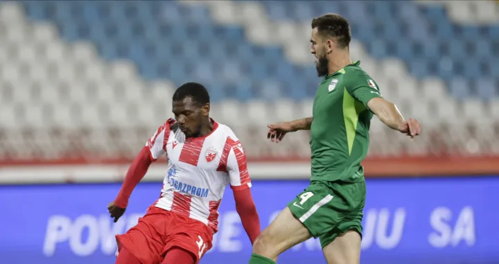 epa08579632 Red Star's Mohamed Ben El Fardou (L) in action against Novi Pazar's Numan Kurdic (R) during the Serbian SuperLiga soccer match between Red Star and Novi Pazar, in Belgrade, Serbia, 01 August 2020. The Serbian SuperLiga kicks off without spectators due to the coronavirus pandemic. EPA/ANDREJ CUKIC