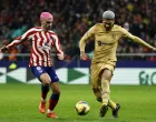 epa10396353 Atletico's striker Antoine Griezmann (L) vies for the ball against FC Barcelona's Uruguayan defender Ronald Araujo (R) during the Spanish LaLiga soccer match between Atletico de Madrid and FC Barcelona at Civitas Metropolitano stadium in Madrid, Spain, 08 January 2023. EPA/Rodrigo Jimenez