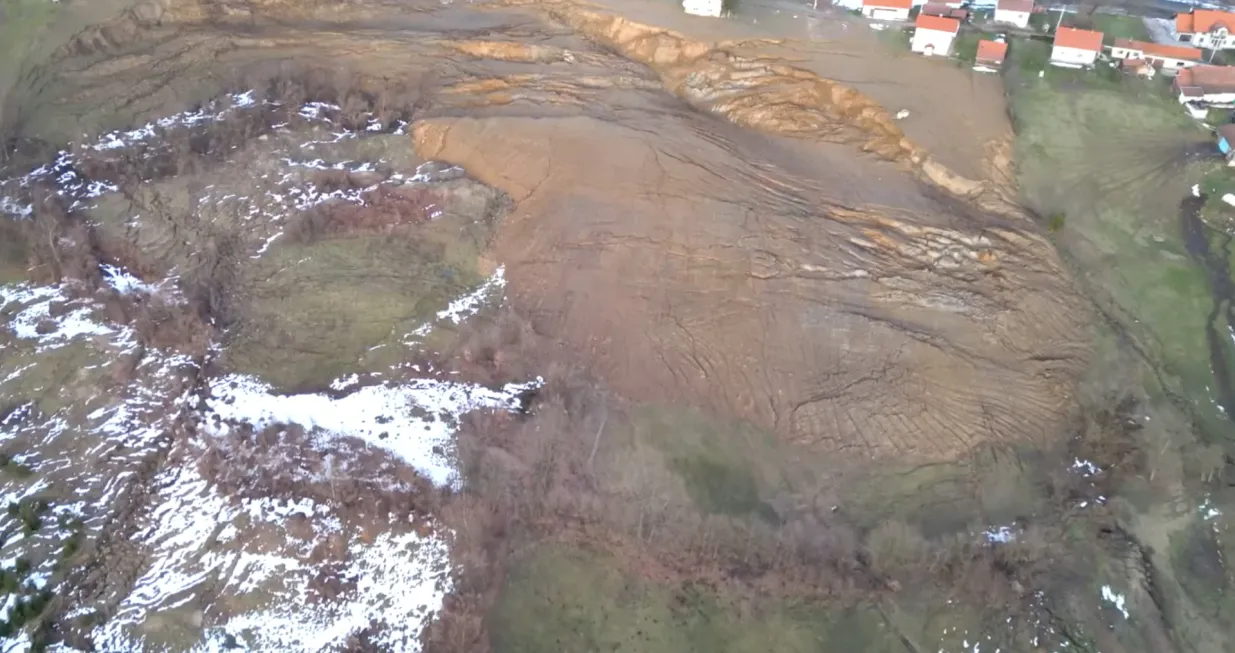 Klizište se širi/Jeep Outdoor