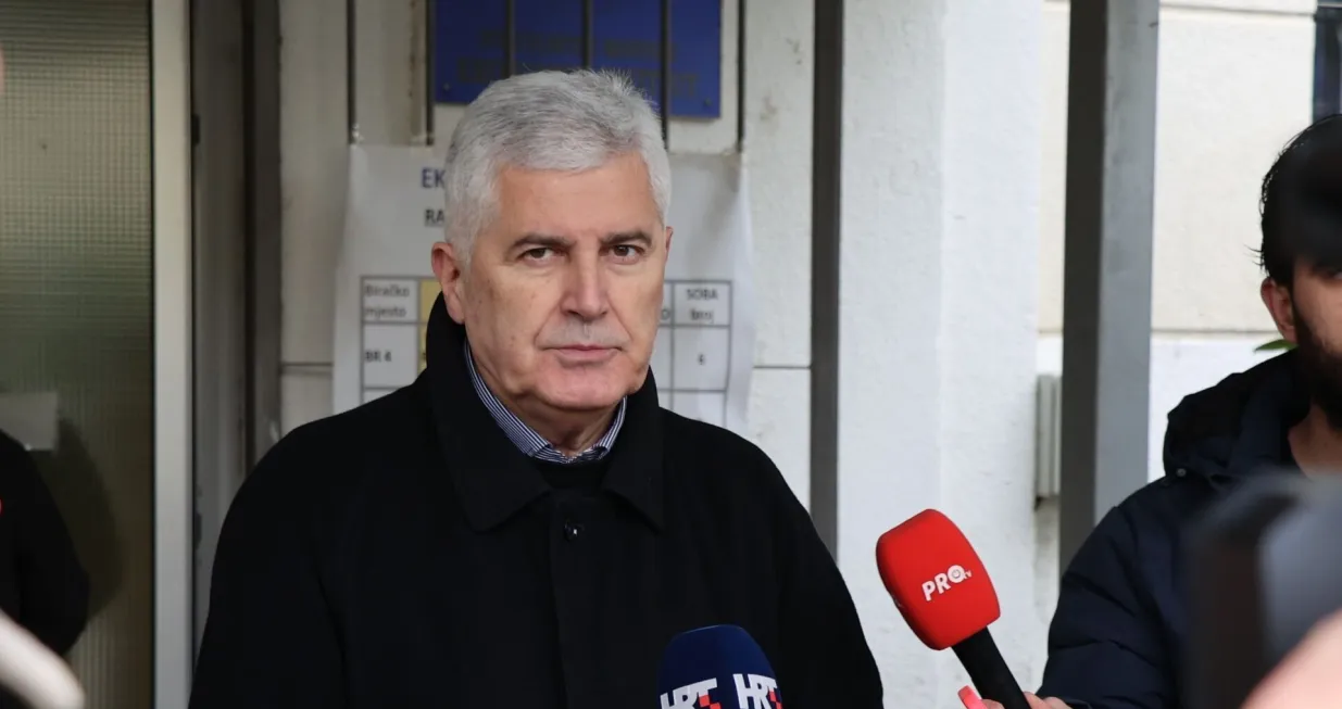 MOSTAR, 12. siječnja (FENA) - Predsjednik HDZ-a BiH Dragan Čović izjavio je u nedjelju u Mostaru kako smatra da je važno da institucije Republike Hrvatske nastave uravnoteženu politiku prema Bosni i Hercegovini i položaju Hrvata u BiH. (Foto FENA/Branka Soldo)/Branka Soldo