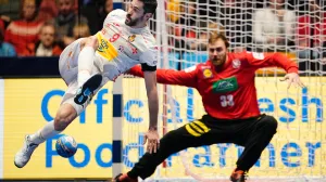 epa08120357 Spain's Raul Entrerrios Rodriguez (L) in action against Germany's goalkeeper Andreas Wolff during the preliminary round match between Spain and Germany at the EHF Handball Men European Championship in Trondheim, Norway, 11 January 2020. EPA/OLE MARTIN WOLD NORWAY OUT