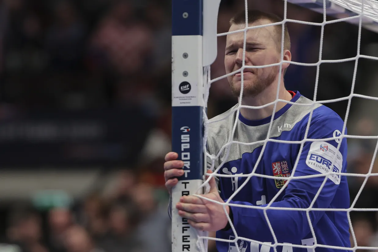 epa08145033 Goalkeeper of Czech Republic Tomas Mrkva reacts during the EHF Handball Men European Championship match between Croatia and Czech Republic in Vienna, Austria, 20 January 2020. EPA/VALDRIN XHEMAJ