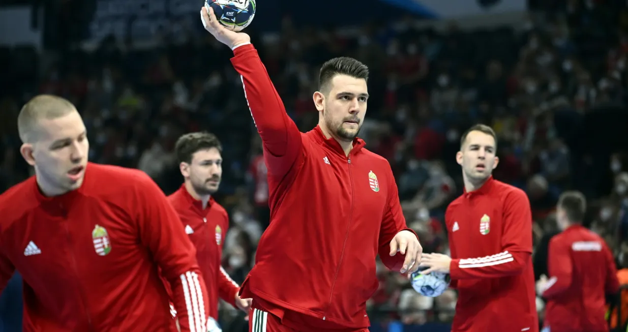 epa09683657 Bence Banhidi of Hungary warms up prior to the Men's European Handball Championship preliminary round match between Hungary and the Netherlands at MVM Dome in Budapest, Hungary, 13 January 2022. EPA/Tamas Kovacs HUNGARY OUT