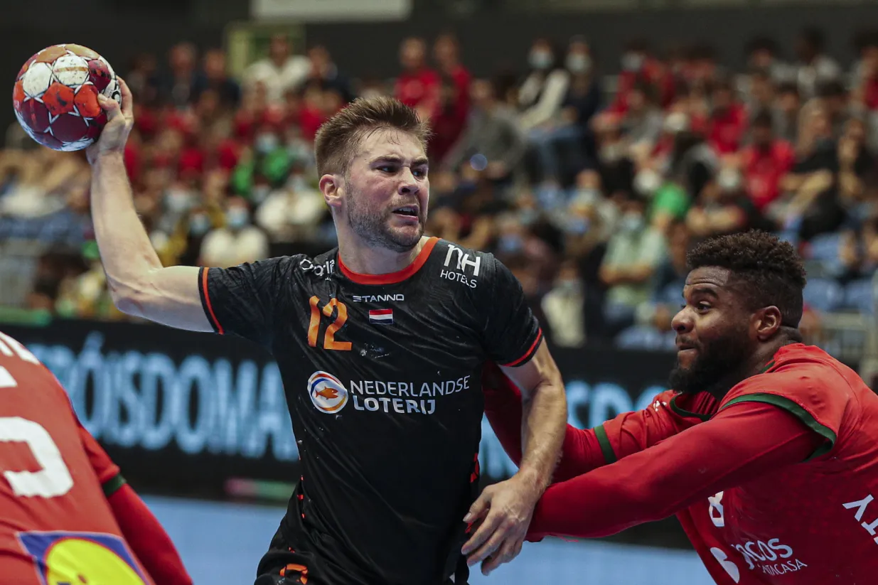 epa09890527 Portugal player Victor Iturriza (R) in action against Dutch player Luc Steins (L) during the 2023 World Men's Handball Championship qualification match between Portugal and the Netherlands, in Portimao, Portugal, 14 April 2022. EPA/LUIS FORRA