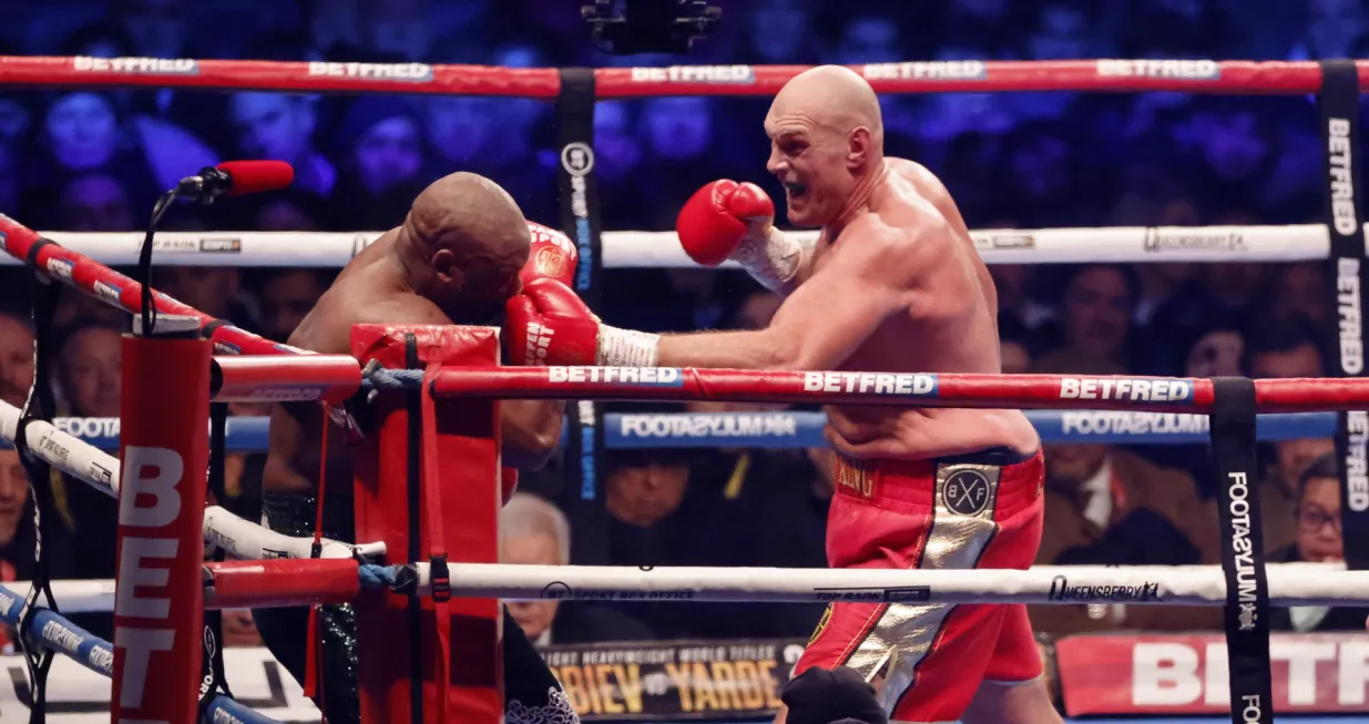 epa10347240 British boxer Tyson Fury (R) in action against British boxer Derek Chisora (L)during the bout between WBC heavyweight champion Tyson Fury and Derek Chisora at the Tottenham Hotspur stadium in London, Britain, 03 December 2022. EPA/TOLGA AKMEN