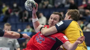 epa09709168 Sander Sagosen of Norway (L) in action against Max Darj of Sweden (R) during the Men's European Handball Championship main round match between Sweden and Norway in Bratislava, Slovakia, 25 January 2022. EPA/MARTIN DIVISEK