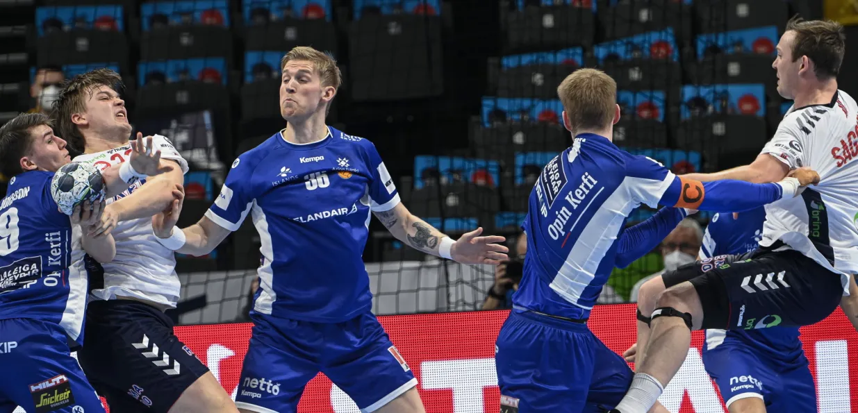 epa09714688 Elvar Jonsson (L), Elvar Asgeirsson (3-L) and Ymir Gislason (4-L) of Iceland in action against Thomas Solstad (2-L) and Sander Sagosen of Norway during the Men's European Handball Championship match for the fifth position between Iceland and Norway at the MVM Dome in Budapest, Hungary, 28 January 2022. EPA/Zsolt Szigetvary HUNGARY OUT