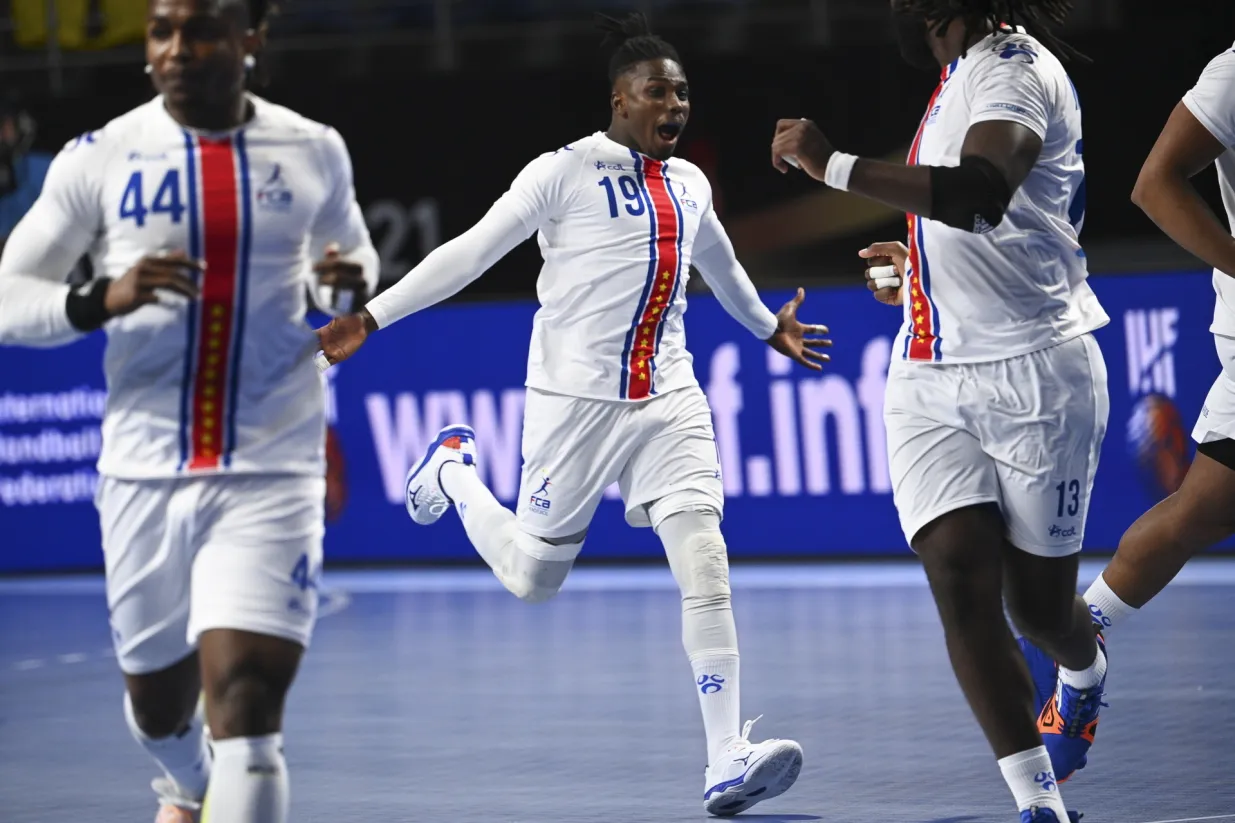 epa08940232 Cape Verde's Admilson Estaliny Furtado (C) reacts during the match between Hungary and Cape Verde at the 27th Men's Handball World Championship in Cairo, Egypt, 15 January 2021. EPA/Anne-Christine Poujoulat/POOL