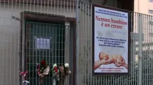 Na plakatu ispred crkve poziva se ljude u poteškoćama da ostave svoje dijete na brigu župi, uz sliku novorođenčeta i natpis: "Nijedno dijete nije pogreška."/X/ Screenshot