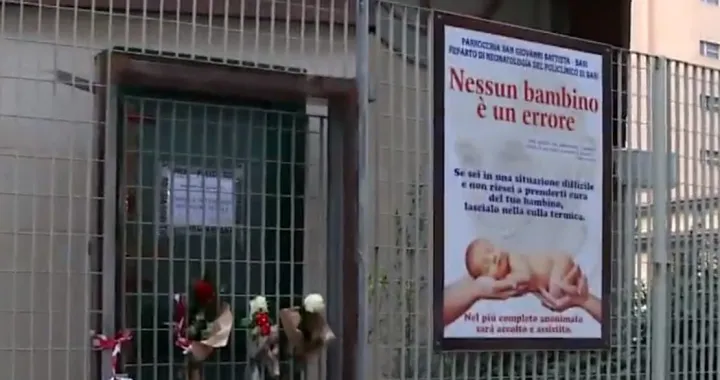 Na plakatu ispred crkve poziva se ljude u poteškoćama da ostave svoje dijete na brigu župi, uz sliku novorođenčeta i natpis: "Nijedno dijete nije pogreška."/X/ Screenshot