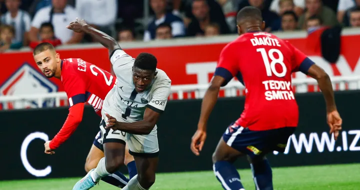 epa10132899 Paris Saint Germain's Nuno Mendes, Lille's Zhegrova Edon (C) and Lille's Bafode Diakite (R) in action during the French Ligue 1 soccer match between Lille and PSG in Lille, France, 21 August 2022. EPA/Mohammed Badra