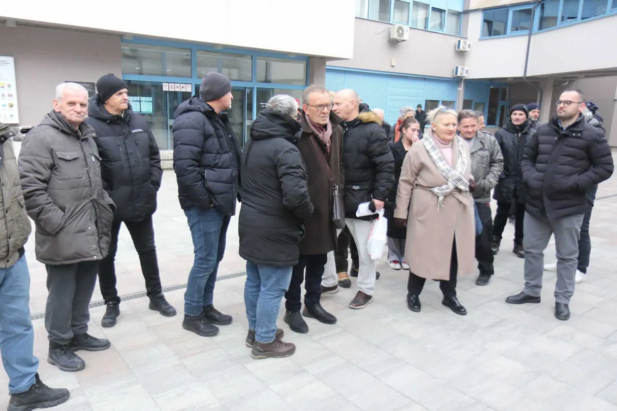 Predstavnici stanovnika Širokače ispred Općine/Senad Gubelić 