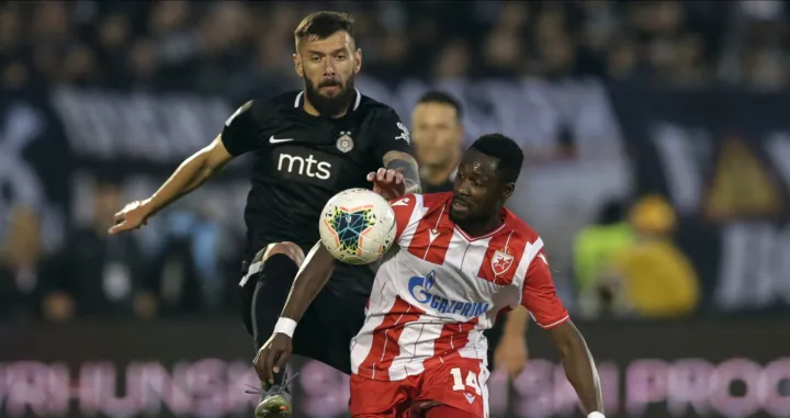 epa08478200 Partizan's Aleksandar Scekic (L) in action against Red Star's Richmond Boakye (R) during the Serbian Cup semifinal soccer match between Partizan and Red Star in Belgrade, Serbia, 10 June 2020. EPA/ANDREJ CUKIC