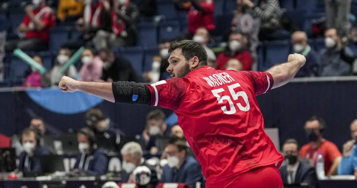 epa09689737 Tobias Wagner of Austria reacts during the Men's European Handball Championship preliminary round match between Germany and Austria in Bratislava, Slovakia, 16 January 2022. EPA/MARTIN DIVISEK