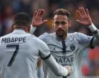 epaselect epa10289996 Paris Saint Germain's Neymar Jr (R) celebrating his 1-0 lead goal with Paris Saint Germain's Kylian Mbappe (L) during the French Ligue 1 soccer match between FC Lorient vs Paris Saint-Germain, at the Moustoir stadium in Lorient, France, 06 November 2022. EPA/Mohammed Badra