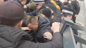 Protest, Bijeljina, sukob sa policijom, SDS, građani, hapšenje Ljubiše Petrovića, Ljubiša Petrović, podrška za Petrovića,/Prtsc