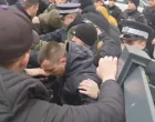 Protest, Bijeljina, sukob sa policijom, SDS, građani, hapšenje Ljubiše Petrovića, Ljubiša Petrović, podrška za Petrovića,/Prtsc