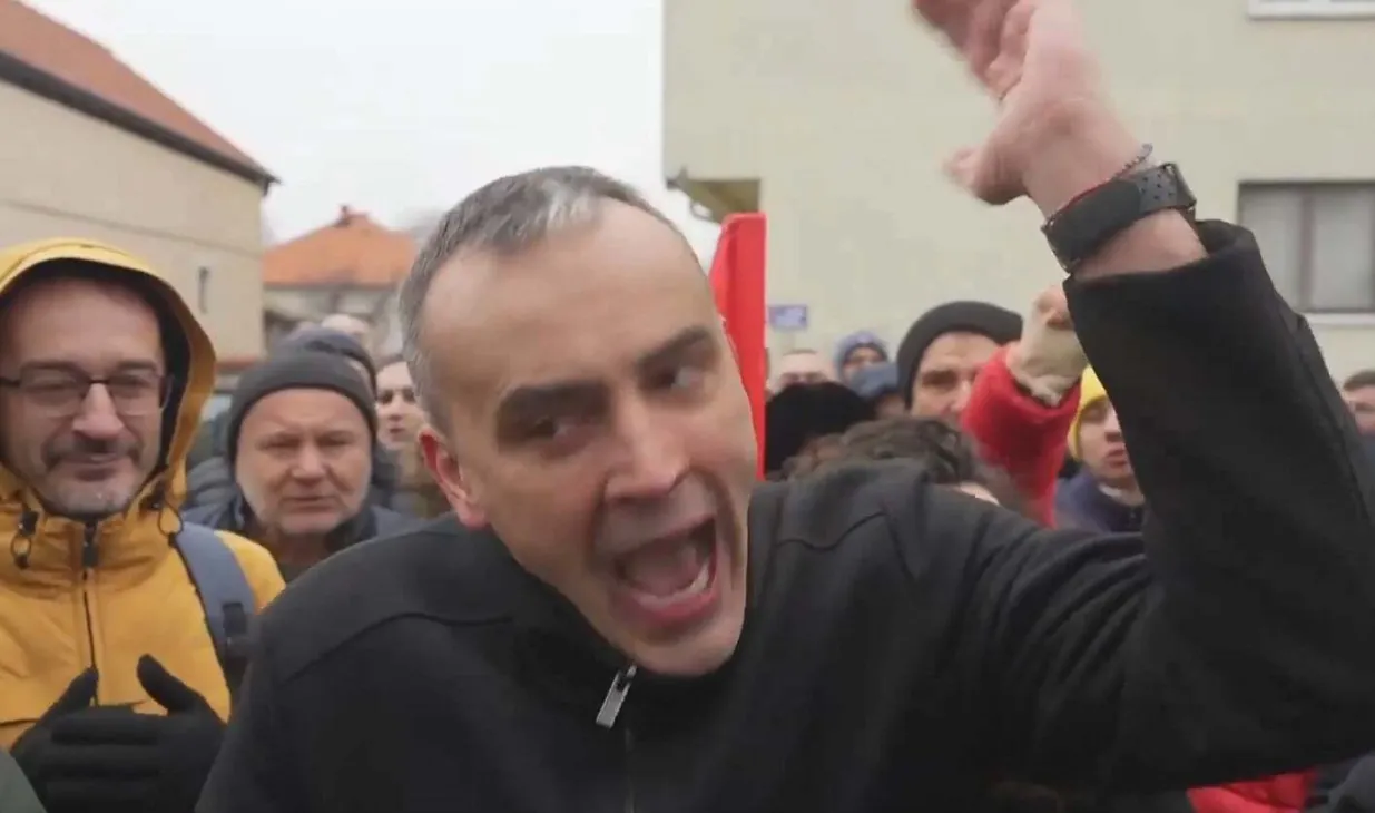 Protest, Bijeljina, sukob sa policijom, SDS, građani, hapšenje Ljubiše Petrovića, Ljubiša Petrović, podrška za Petrovića,/Prtsc