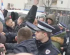 Protest, Bijeljina, sukob sa policijom, SDS, građani, hapšenje Ljubiše Petrovića, Ljubiša Petrović, podrška za Petrovića,/Prtsc